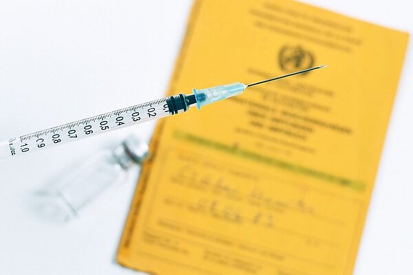 Bild Spritze und Impfpass