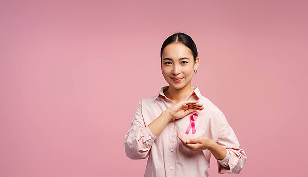 Bild einer Frau mit einer rosa Brustkrebs-Schleife