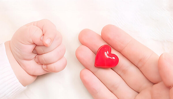 Bild zweier Hände von Mutter und Baby